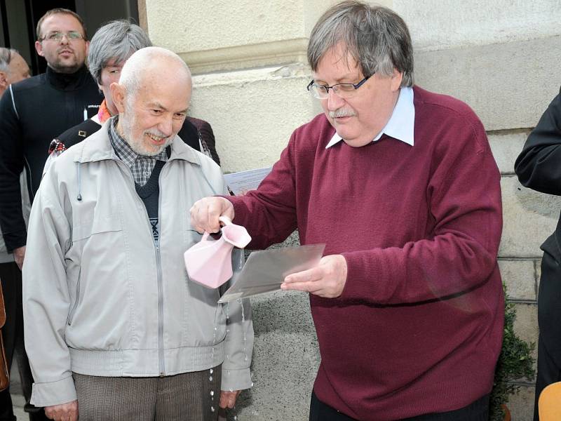 POŠTOVNÍ ZNÁMKU se stavebnicí Merkur slavnostně pokřtil vodou z polického pramene Julinka její autor Pavel Sivko (vpravo). Vedle předseda polických filatelistů Miloš Thér.