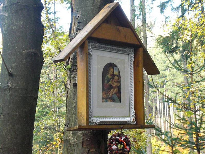 Obnovená tradice podzimního zamykání a jarního odemykání lesní studánky U obrázku se dodržuje již čtyři roky v obci Bělý na Machovsku.