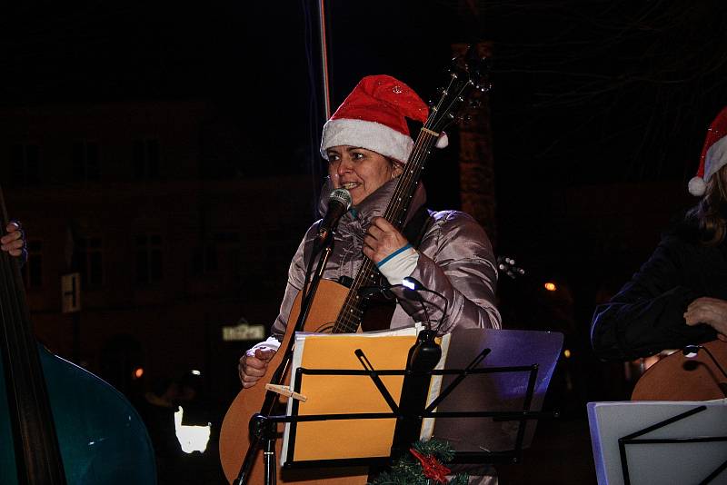 Česko zpívá koledy: V Polici nad Metují zahrálo osvědčené Dam Trio.