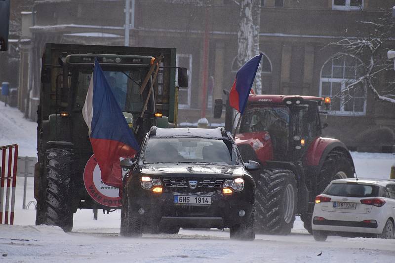 Symbolicky pět minut po dvanácté začala ve čtvrtek po poledni kroužit centrem Police nad Metují desítka traktorů. Zástupci ZD Ostaš a  Družstva vlastníků Agriteam se připojili k celostátní protestní akci proti změně dotačních pravidel.