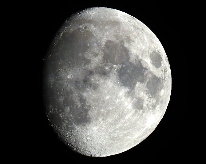 Měsíc v souhvězdí Vodnáře (Aquarius) tři dny před úplňkem. Ten nastane v sobotu 28. října ve 22:24. Před tím dojde k částečnému zatmění Měsíce, které začne v 21:35 a končí 22:52.