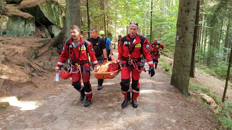 Hasiči obsadili Adršpašsko-teplické skály. Společně tam cvičili čeští i polští lezci.