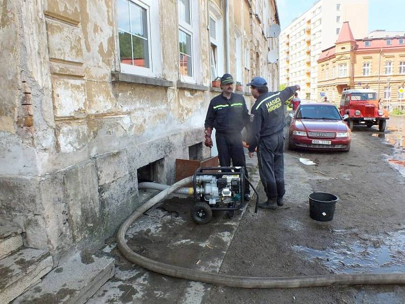 KAMENY, PÍSEK, BAHNO a větve byly ve Svobodě nad Úpou všude, kam se člověk podíval. Pro hronovské hasiče nic nového. 