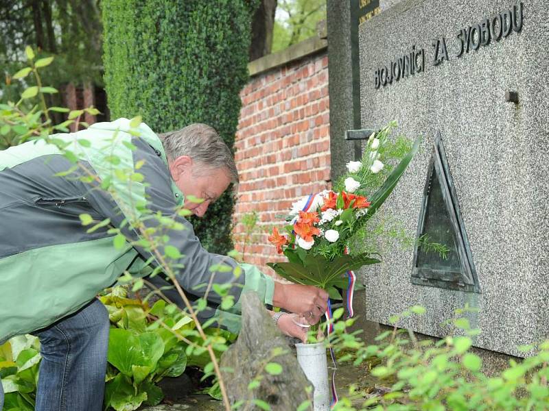 KVĚTINY POLOŽILI padlým legionářům a vojákům z 1. i 2. světové války. 