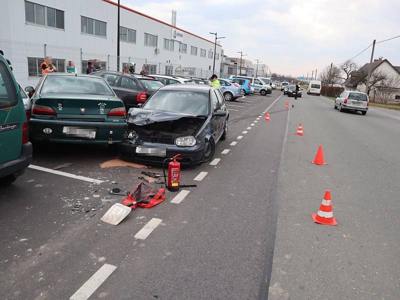 Při střetu dvou aut jedno nabouralo pět dalších na parkovišti.
