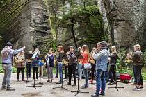 Kurzy budou doplněné koncertní aktivitou účastníků přímo v broumovském klášteře, hornovým skupinovým "halali" v Adršpašských skalách.