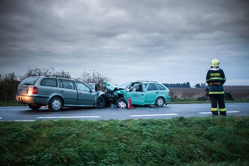 Čelní střet dvou automobilů v Nahořanech si vyžádal čtyři zraněné.