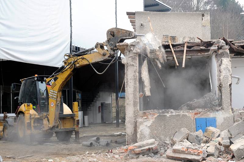 Demolice kabin hronovského zimního stadionu.