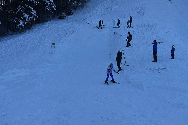 Borský klub lyžařů Machov je posledním místem v Královéhradeckém kraji, kde mají skokanské můstky.