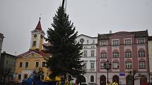 Na Mírovém náměstí v Broumově od dnešní deváté hodiny stojí vánoční jedle. Na výzdobu si musí ale ještě počkat do pondělí.