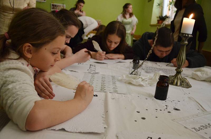 Škola napříč staletími. Projektový den v ZŠ Komenského v Náchodě. 