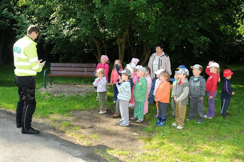 Policisté seznamovali děti nejen s bezpečností v silničním provozu, ale i se svou prací. 