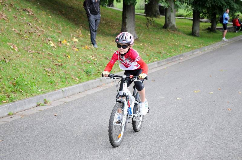 Letos už popáté se školáci od první do deváté třídy Základní školy Velké Poříčí postavili tradičně v prvním říjnovém týdnu na start cyklistického závodu „Časovka do vrchu.“ 