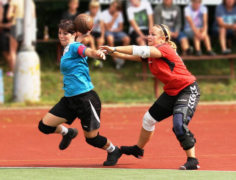 SOUBOJ národních házenkářek Krčína (v modrém) s Dobruškou skončilo výhrou Dobrušky v poměru 29:16.