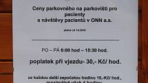 KOLIK STOJÍ PARKOVNÉ? Provozní doba parkoviště je v pracovních dnech od 6 do 15.30. Sobota, neděle a státní svátky jsou zdarma. Při vjezdu zaplatíte 30 korun za hodinu, za každou další započatou pak 10 korun, maximálně však čtyři hodiny. Po čtvrté hodině 