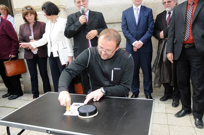 Slavnostním křtem se dostala do oběhu nová poštovní známka, na které je zobrazena po generace nejoblíbenější česká kovová hračka stavebnice Merkur.