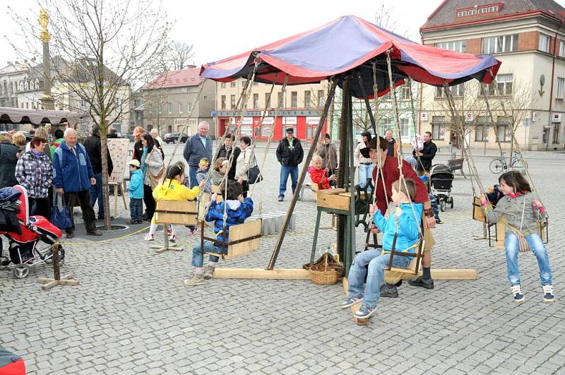 Tradiční velikonoční trhy na hronovském náměstí.