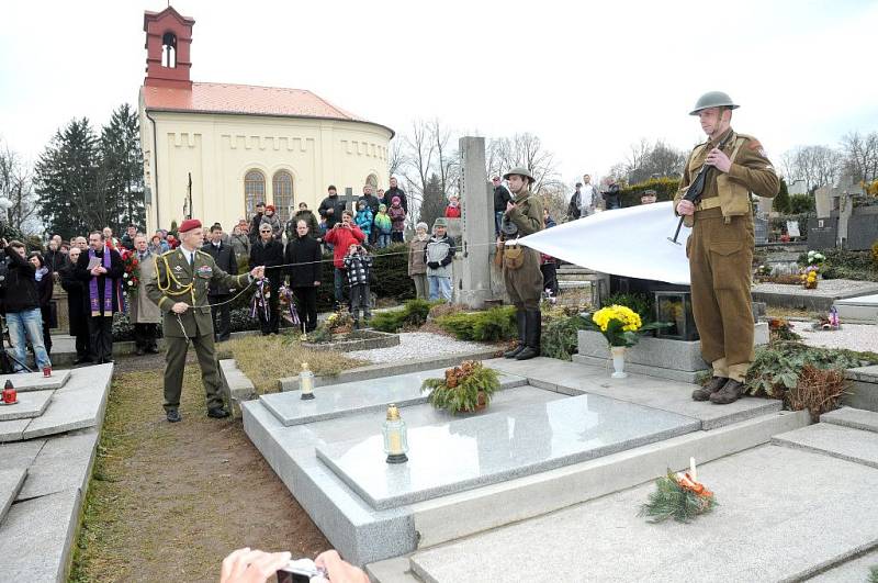 NÁHROBEK s pamětní deskou generála Jana Kratochvíla slavnostně odhalil v neděli odpoledne na červenokosteleckém hřbitově náčelník Generálního štábu Armády České republiky armádní generál Petr Pavel za přítomnosti představitelů města a místního disentu.