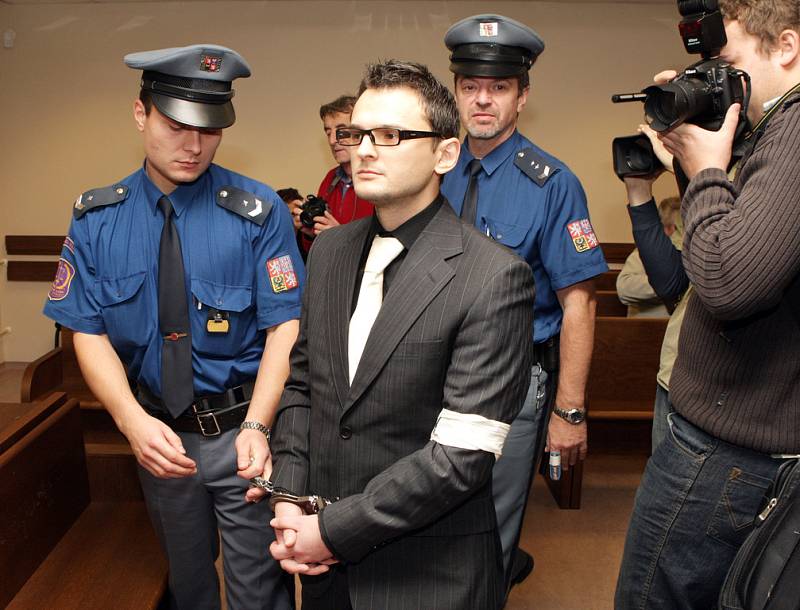 VYŘIZOVAL SI ÚČTY? U Krajského soudu v Hradci Králové začalo hlavní líčení s obžalovaným Dmitrijem Nikitinem, který je obžalován z vraždy choreografa Dmitrije Brjanceva.