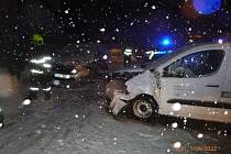 Po střetu dvou osobních vozidel v Pěkově byly dvě zraněné osoby odvezeny zdravotnickou záchrannou službou do nemocnice.