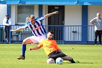 Náchodský fotbalista Marek Brich (v pruhovaném).