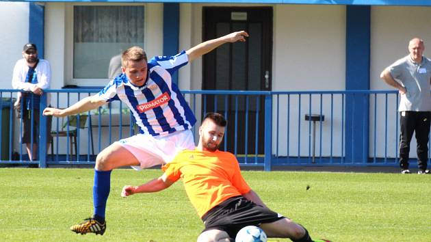 Náchodský fotbalista Marek Brich (v pruhovaném).