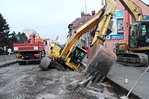 Zpříčený kombajn, propadlý bagr  i nestabilní podloží. Opravy se komplikují