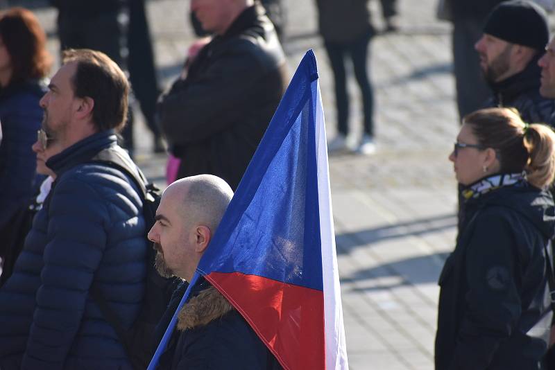 Na hronovském náměstí lidé protestovali proti vládním opatřením okolo koronavirové situace.  Hlavní slovo měl občanský aktivista David Tesař, který vybízel ke změně strachu a nepřátelství na prosperitu a radost. Výzvu k nasazení roušek takřka nikdo neresp