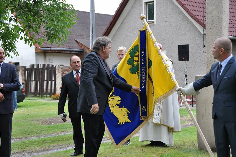 Předseda TJ Sokol Rasošky Vladimír Hynek připevnil na požehnaný prapor první pamětní stuhu.