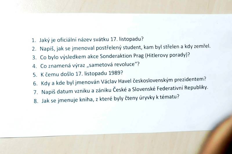 Školáci na besedě o 17. listopadu.