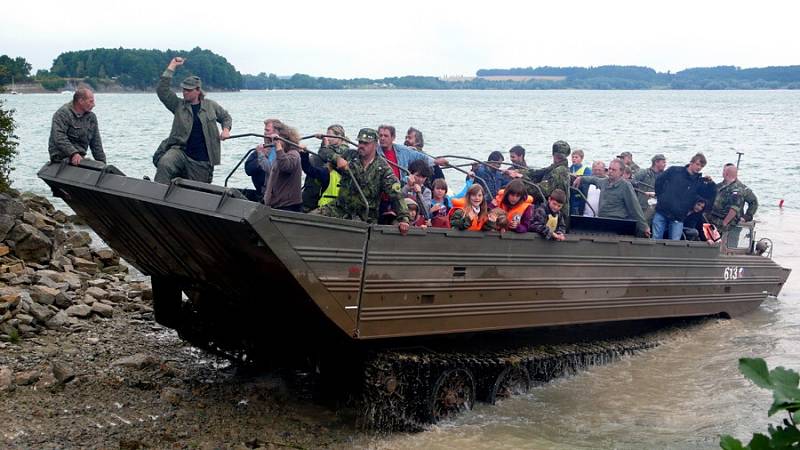 Předváděcí akci plovoucí těžké military techniky a vojenských vozidel si v sobotu na břehu Rozkoše nenechali ujít nadšenci pro vše vojenské. 