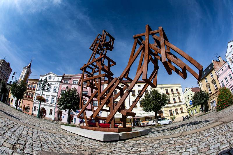 Sculpture line - mezinárodní sochařdký festival na náměstí v Broumově. Levitující postava sochaře Jakuba Flejšara a dílo Archimedon Lukáše Raise.