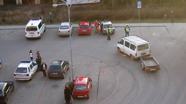 Nehoda se stala pred broumovským Penny Marketem.