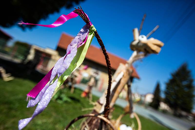 Velikonoční kozlíci zdobí zahrádku v Šonově - Provodově na Náchdosku.