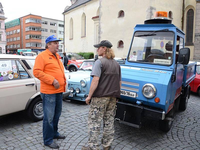 Spanilá jízda trabantů a vozů koncernu IFA se vydala z Jívky na náchodské Masarykovo náměstí. 