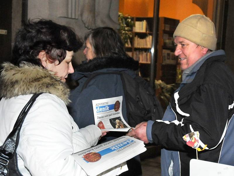 Česko zpívá koledy 2014 - foyer Městské knihovny v Náchodě.