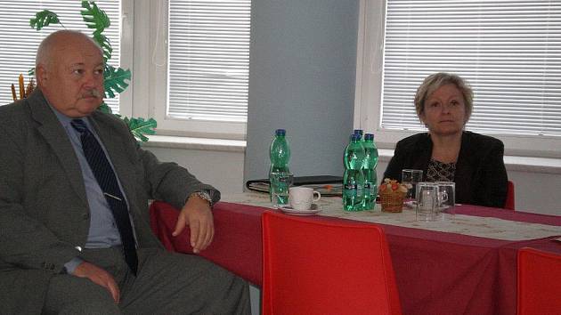 Miroslav Vávra, ředitel náchodské nemocnice, spolu s Janou Třešňákovou, krajskou radní zodpovědnou za oblast zdravotnictví.