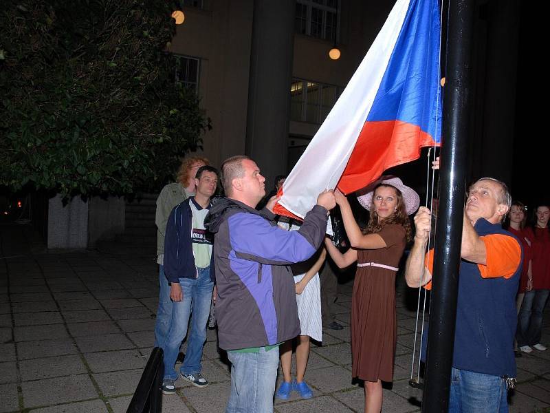 78. ročník JH se dostal do finále, za doprovodu hymen byly staženy vlajky - státní i festivalová.