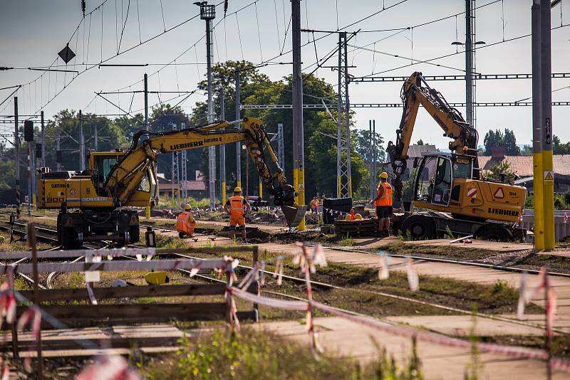 Výluka na vlakovém nádraží v Jaroměři a rekonstrukce nádraží.