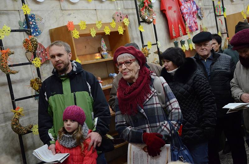 Akce Česko zpívá koledy ve vstupní hale náchodské knihovny