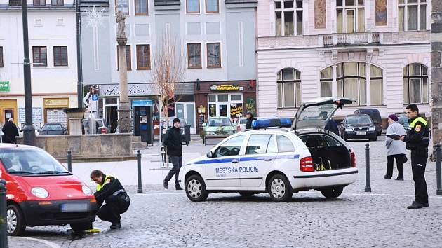 Střážníci městské policie mnohem intenzivněji kontrolují, zda řidiči na náchodském Masarykově náměstí správně parkují.