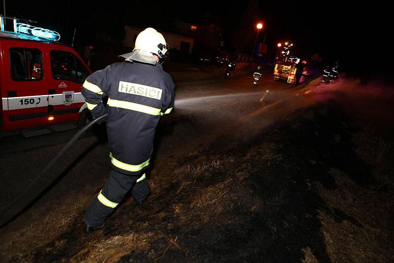 Požár trávy v Novém Městě nad Metují.