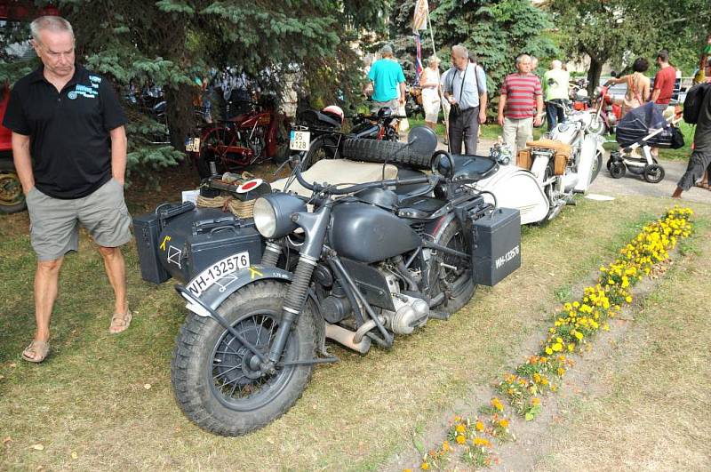 PESTRÁ UKÁZKA automobilů, motocyklů, traktorů i nákladních vozidel se představila návštěvníkům při nedělní výstavě veteránů v Bezděkových sadech v Polici nad Metují. 