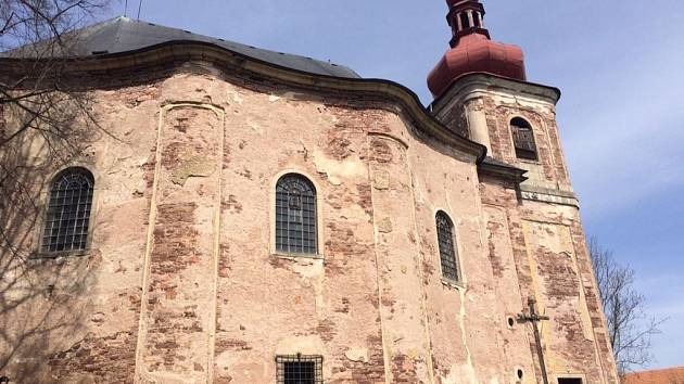 Kostel Všech svatých stojí na dominantním místě nad obcí Heřmánkovice a je jeden z nejkrásnějších barokních kostelů na Broumovsku.