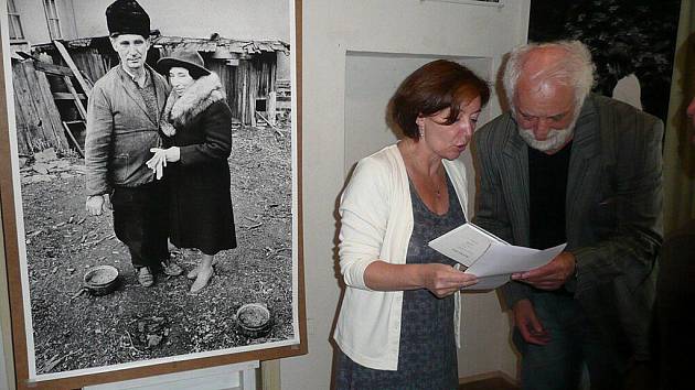 Fotograf Jindřich Štreit s Václavou Henclovou U mistra s palmou. Vlevo je Štreitova fotografie jeho rodičů. 