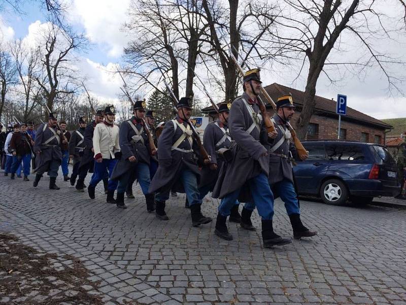 RAKOUSKÉ A PRUSKÉ jednotky pochodovaly pevnostním městem Josefov, aby zde zahájily turistickou sezónu. 