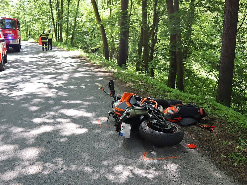 Motorkář se vážně zranil, do nemocnice letěl vrtulníkem.