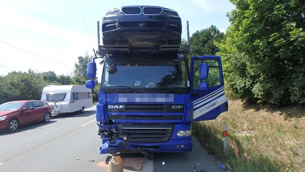 Dopravní nehoda osobního a nákladního vozidla v katastru Jaroměře.