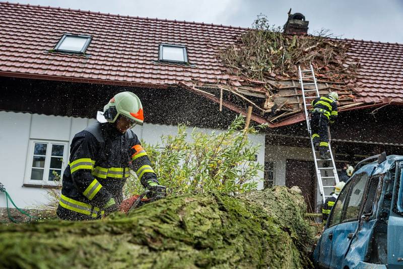 V obci Vršovka nedaleko Nového Města nad Metují spadl vzrostlý strom na dům, poškodil i zaparkovaný automobil.