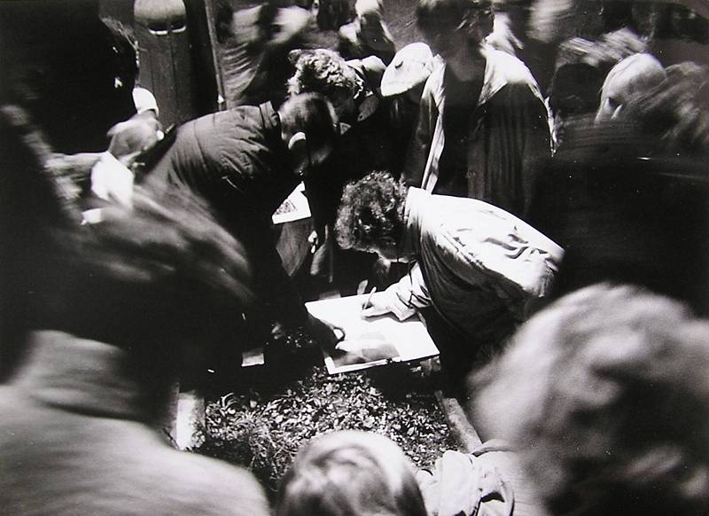 Veřejné podepisování požadavků vznikajícího Občanského fóra během jedné z demonstrací na náměstí VŘSR v Náchodě (dnes Masarykovo náměstí).